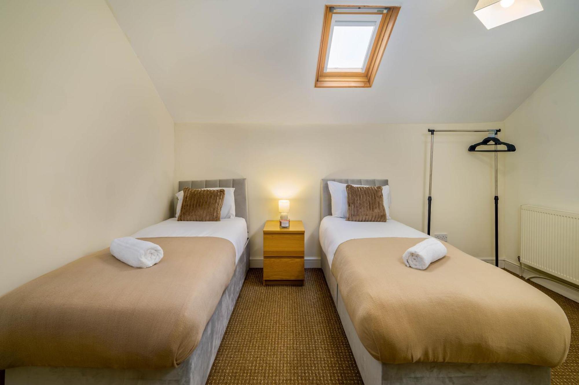 Channel Road 3br House In * Liverpool