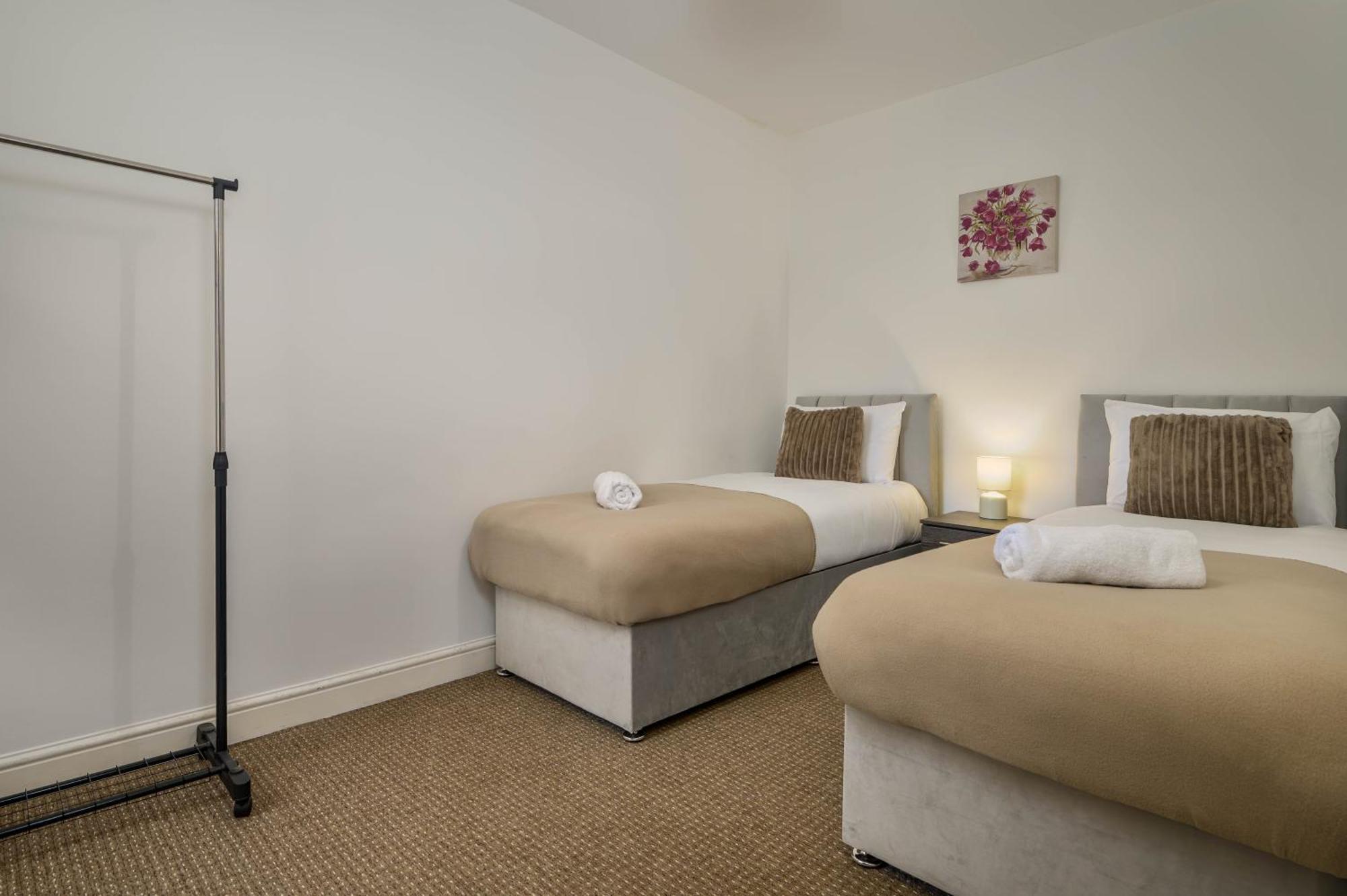 Channel Road 3br House In * Liverpool